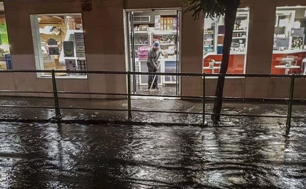 Limpieza de las calles tras las inundaciones del 11 de julio en Castro Urdiales.