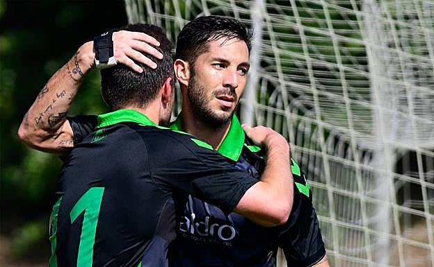 Álvaro Cejudo abraza a su compañero Mario Soberón (de espaldas) después de abrir el marcador ayer en Sarriena ante el Leioa