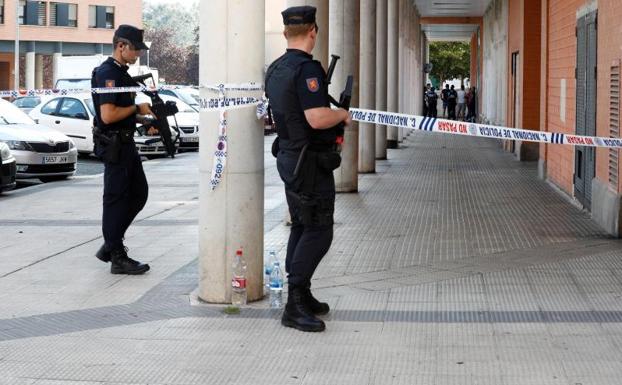 Mata a un hombre de un disparo en la cabeza y se atrinchera en una vivienda de Pamplona