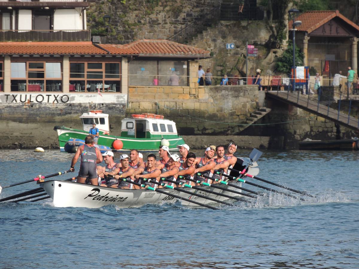 La trainera de Pedreña hizo una buena regata, aunque dejó que Zarautz le arrebatase setenta centésimas en la clasificación.