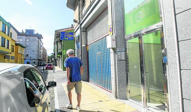 Un vecino sale del portal de la calle Picos de Europa, donde residía María Elena Ruiz y a donde iba Guillermo en los permisos.