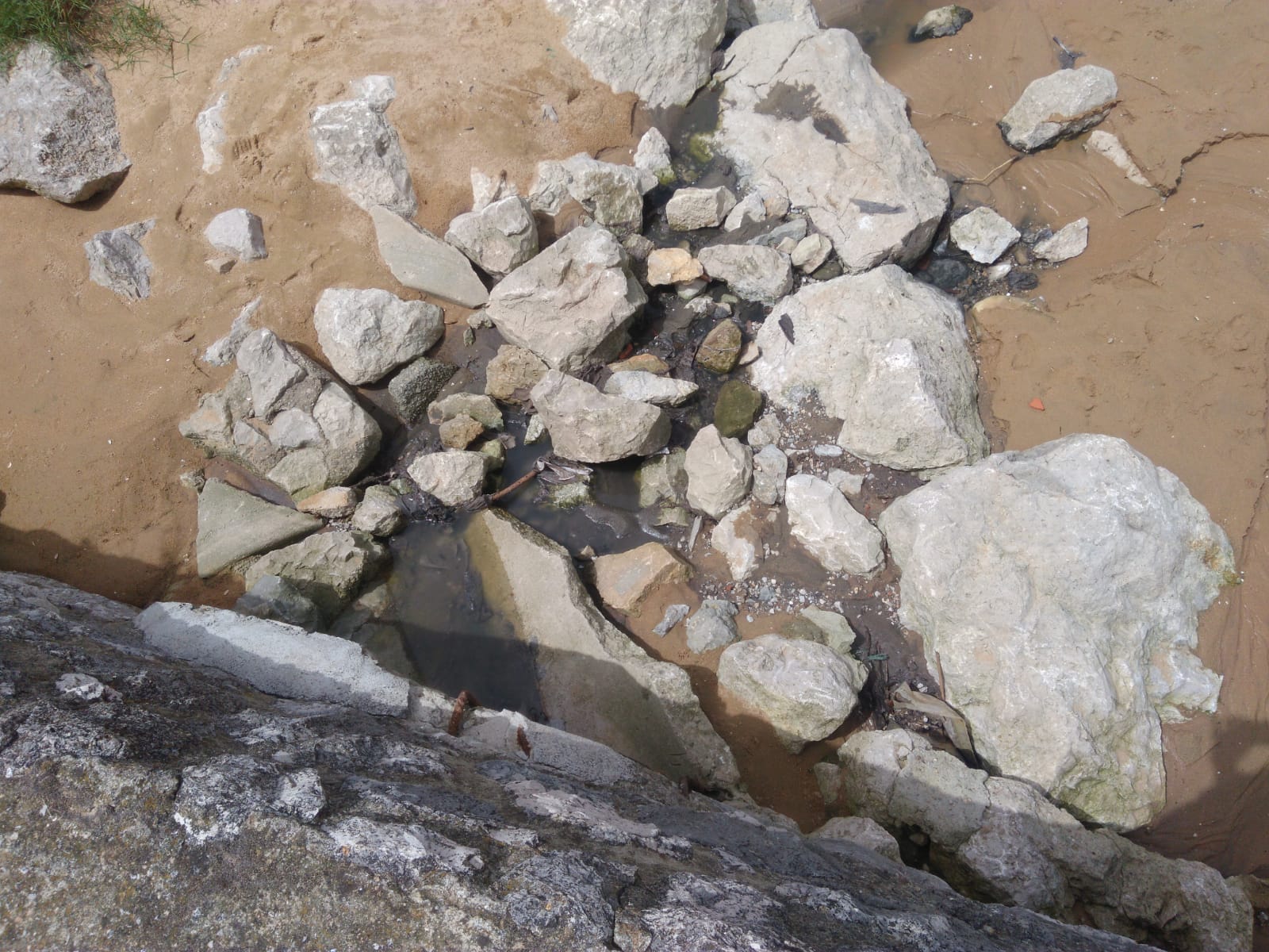 Imagen secundaria 1 - El Seprona recomienda acotar una zona de la playa de Mogro ante un posible vertido fecal