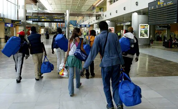 Un grupo de inmigrantes se dispone a coger un vuelo en Canarias con destino a la península.