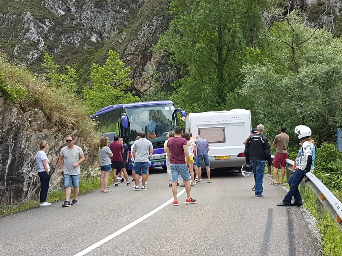 Fotos: Un accidente leve colapsa el desfiladero de la Hermida