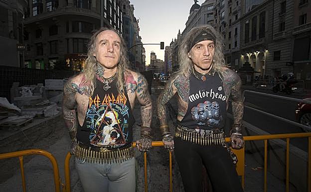 José y Emilio Alcázar posan en medio de las obras de remodelación de la GranVía madrileña.