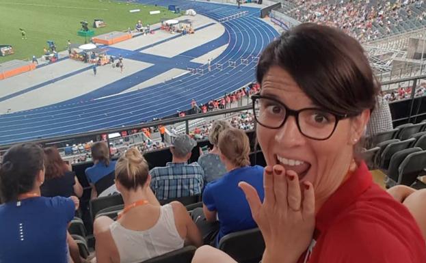 Ruth Beitia, en el estadio Olímpico de Berlín, donde ha acudido como jefa de expedición de la selección española que compite en este Europeo, viendo la calificación de altura.