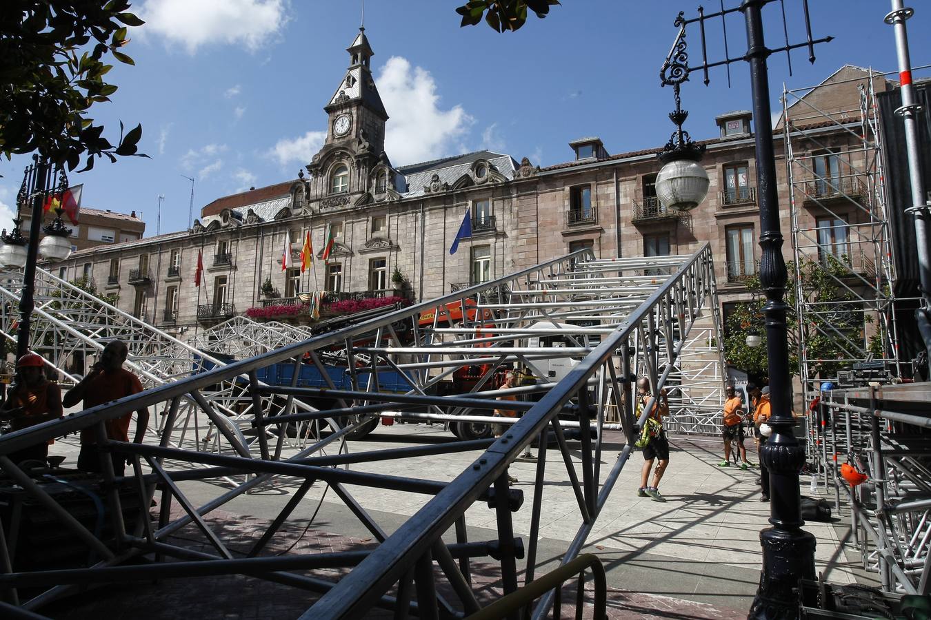 Fotos: Las fiestas de la &#039;Patrona&#039; van tomando forma en Torrelavega