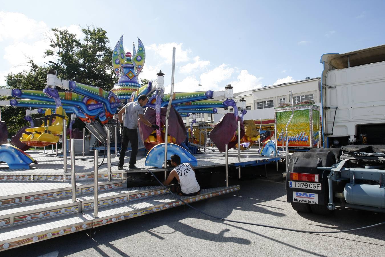 Fotos: Las fiestas de la &#039;Patrona&#039; van tomando forma en Torrelavega