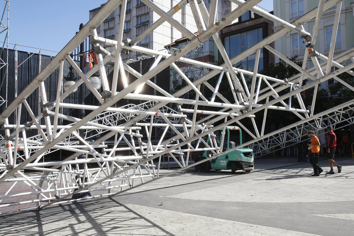 Fotos: Las fiestas de la &#039;Patrona&#039; van tomando forma en Torrelavega