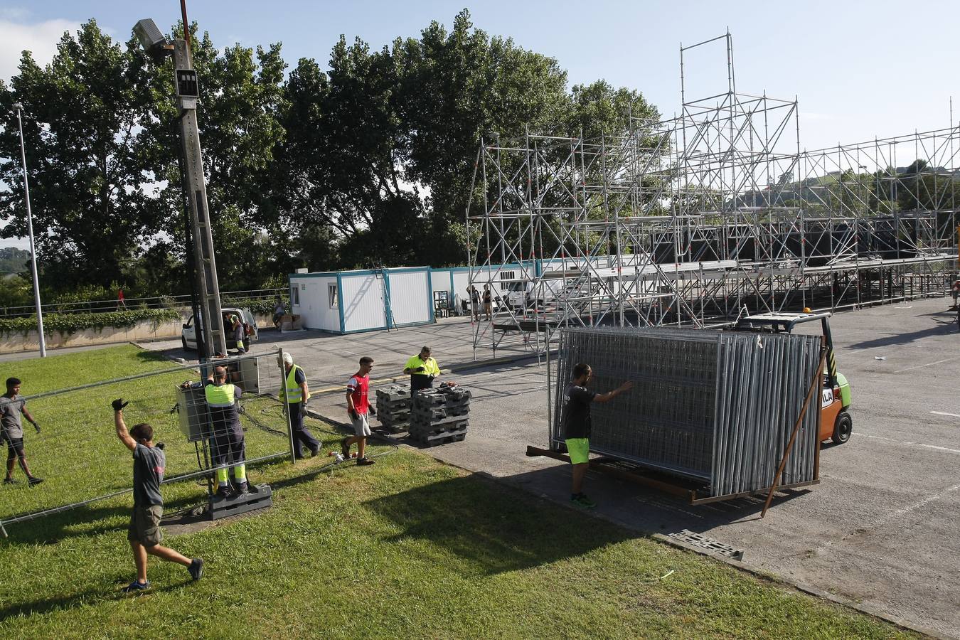 Fotos: Las fiestas de la &#039;Patrona&#039; van tomando forma en Torrelavega