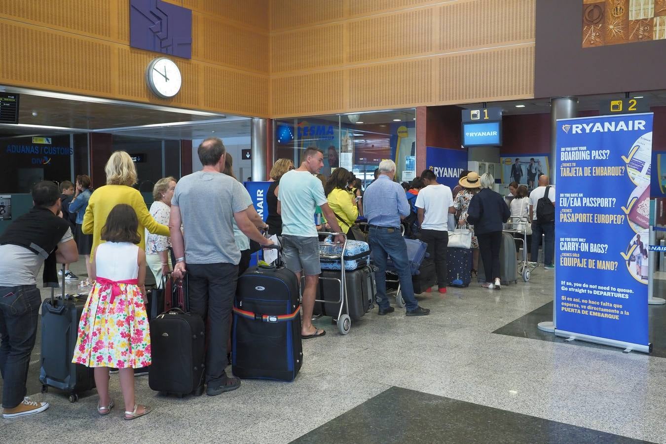 Pasajeros en la terminal de Parayas, este miércoles por la mañana.