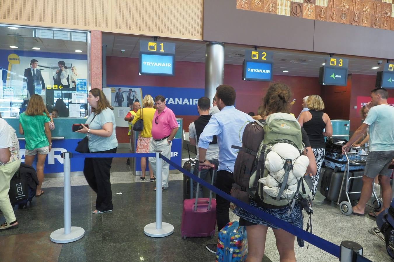 Pasajeros en la terminal de Parayas, este miércoles por la mañana.