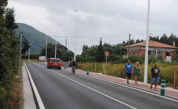 Tras las obras realizadas, la carretera dispone de aceras y paseos. 