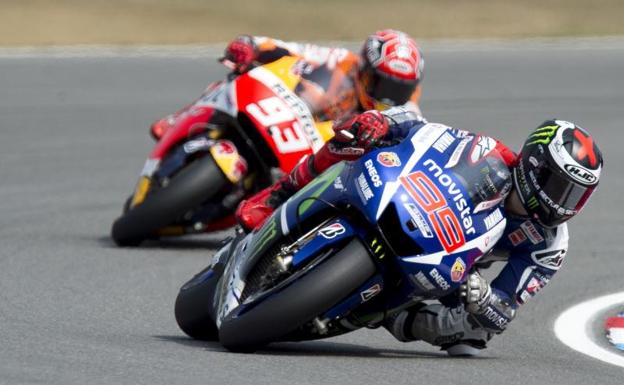 Jorge Lorenzo, por delante de Marc Márquez, durante el GP de la República Checa. 