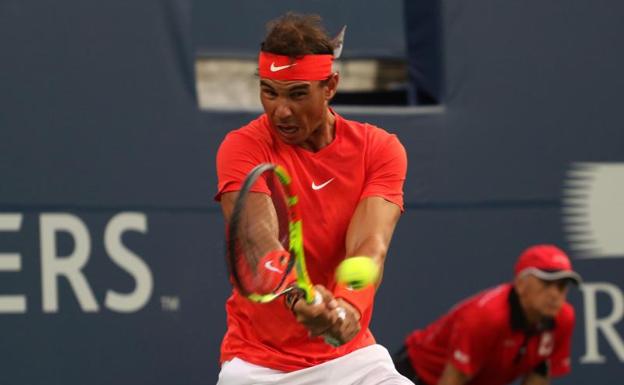 Rafa Nadal golpea la bola. 