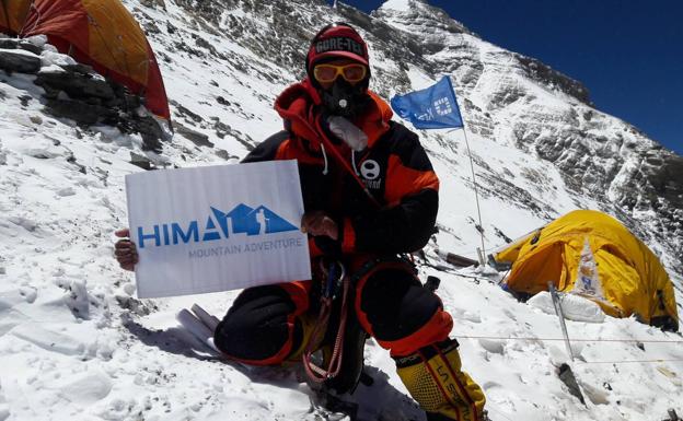 Pemba Tenjin, en una de sus múltiples ascensiones al Everest a lo largo de su vida. 