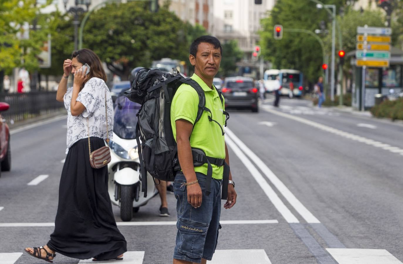 Pemba Tenjin, con una mochila de alpinista, en un paso de peatones del Paseo Pereda de Santander. :