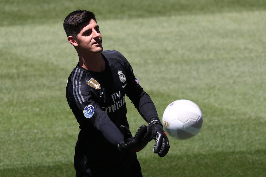 El belga ha sido presentado en el palco de honor del Santiago Bernabéu como nuevo portero del Real Madrid. A continuación ha pisado el césped con su nueva camiseta. 