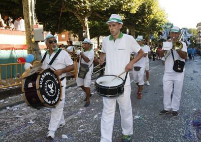 Imagen secundaria 1 - Junto a las carrozas, este año también todas de Castro Urdiales, desfilan peñas, charangas y grupos de folclore que añaden color a la fiesta.