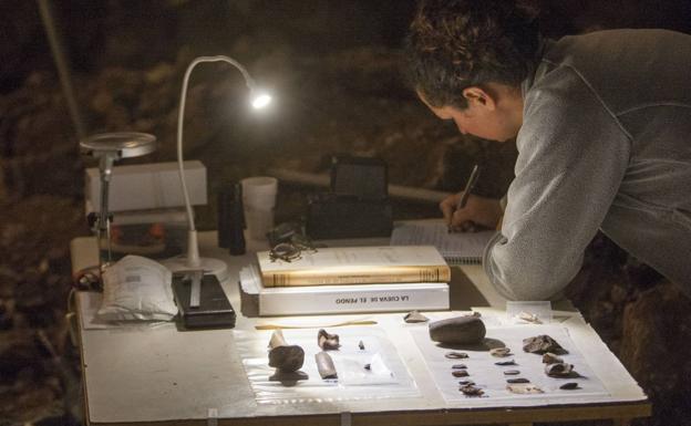 El primer procesado de los materiales se realiza en la cueva. 