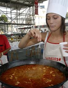 Imagen secundaria 2 - Los cocineros se prestan a elaborar sus platos de arroz o suculentas tortillas de patatas al aire libre.