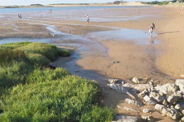 Zona de la playa de Usil, en Mogro, por la que discurre el vertido. :: 