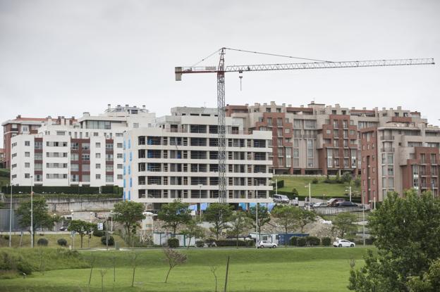 Edificio en construcción junto a la autovía urbana S-20. 