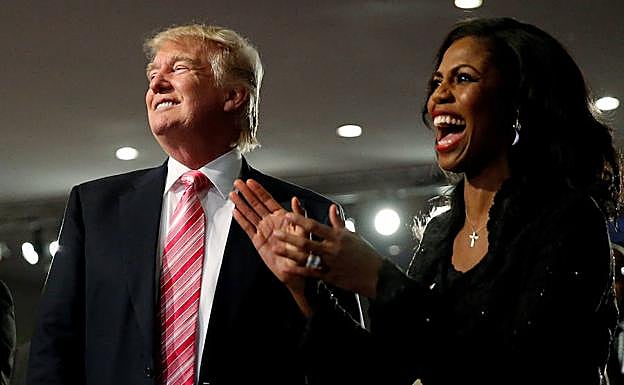 Donald Trump (i) y Omarosa Manigault. 