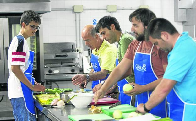 Alumnos del curso de verano para aficionados preparan una receta en las cocinas de Las Carolinas . 