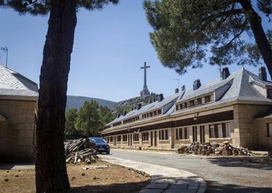 Imagen secundaria 1 - Colas a la entrada del Velle de los Caídos. Abajo, las viviendas donde habital los trabajadores de atrimonio Nacional. A la derecha, lugar donde se encuentran los restos de Franco. 