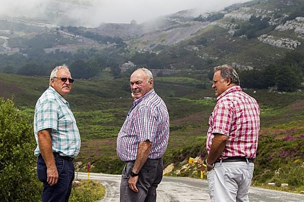 Cecilio García, en el centro, junto a Gregorio Galdós (a la izquierda) y Vicente Ortiz frente a la ladera del monte Hazana cuya cantabricidad reclaman.