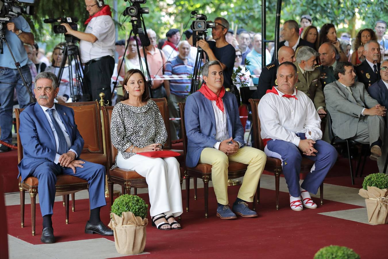 Miles de cántabros celebran el día de la comunidad autónoma en Cabezón de la Sal.