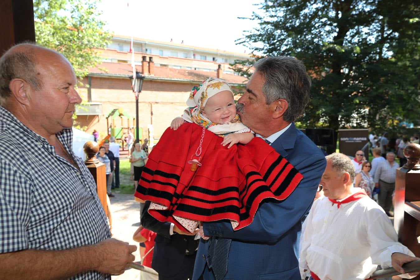 Miles de cántabros celebran el día de la comunidad autónoma en Cabezón de la Sal.