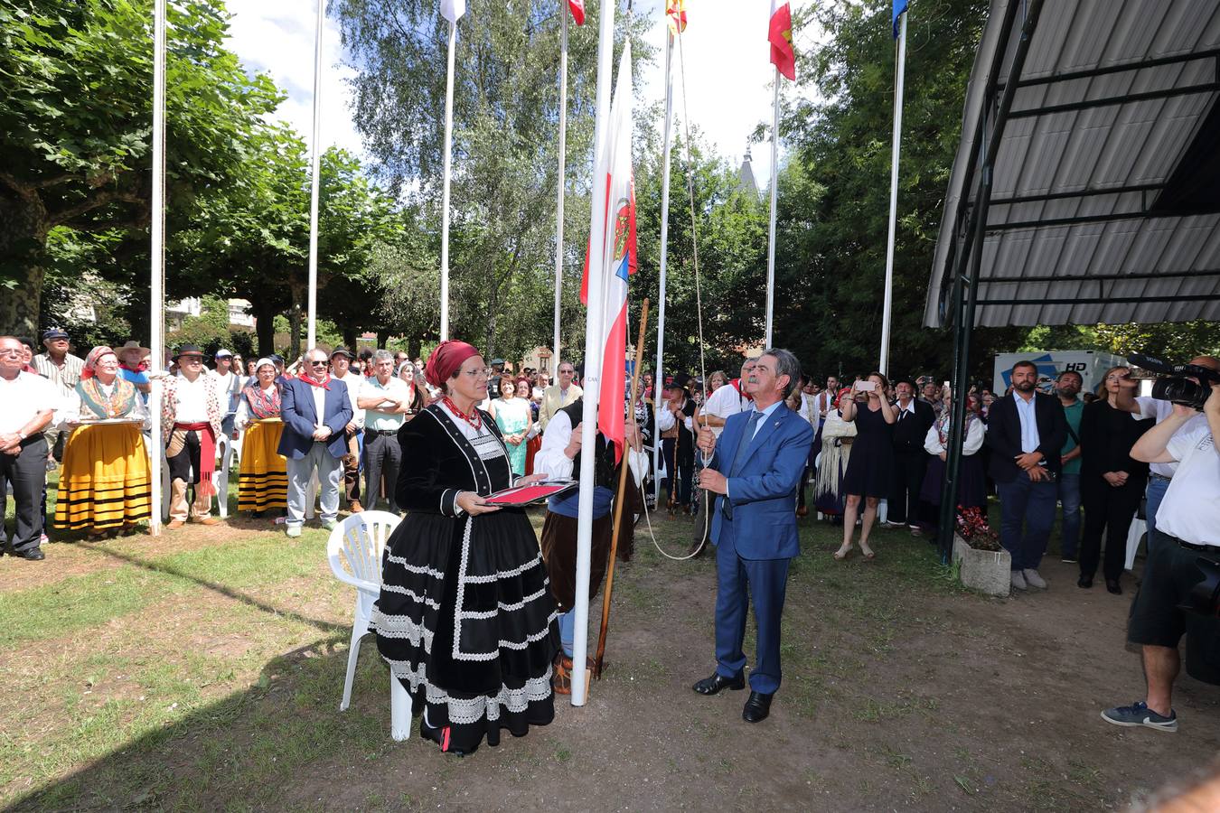 Miles de cántabros celebran el día de la comunidad autónoma en Cabezón de la Sal.