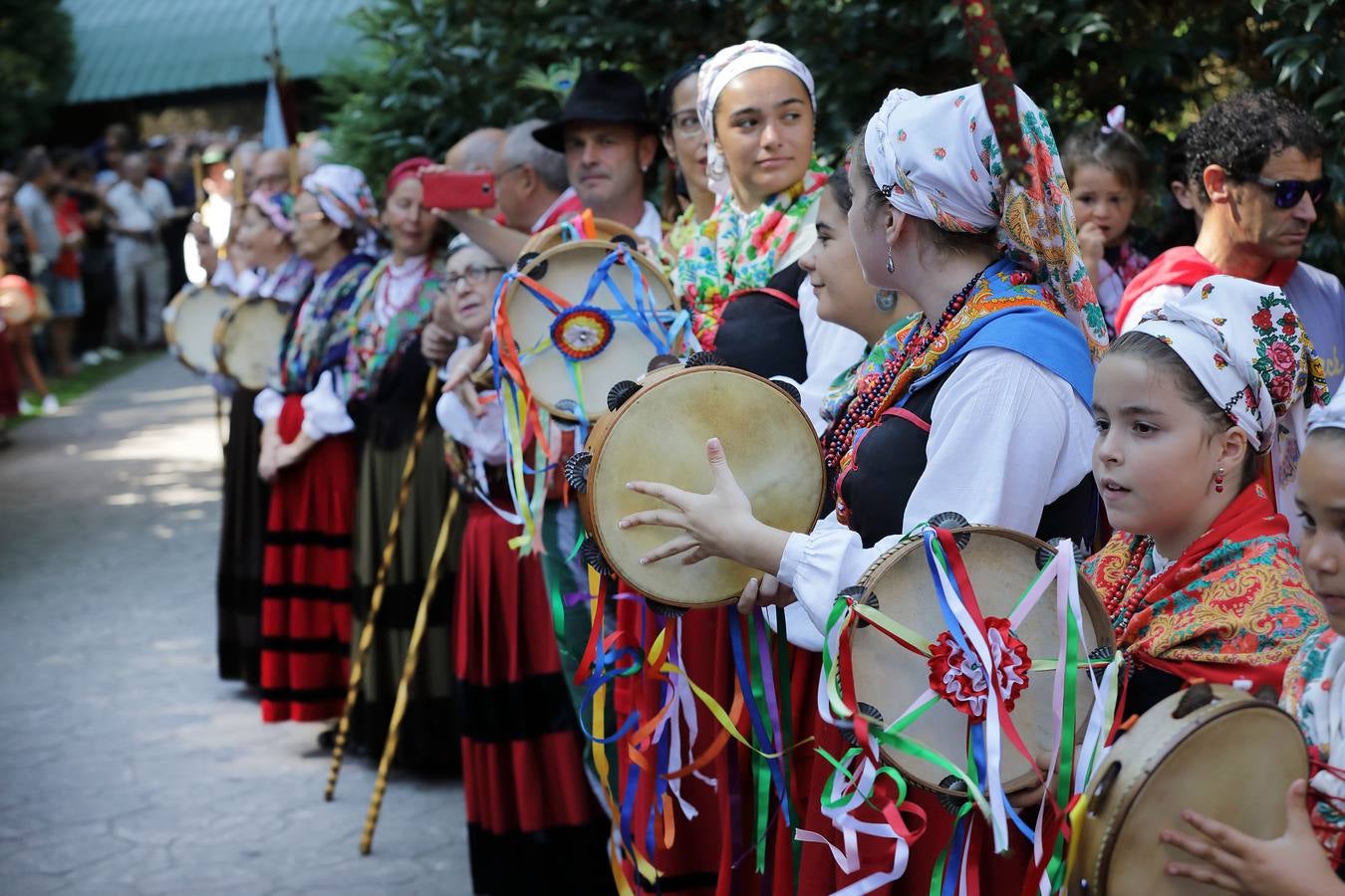 Miles de cántabros celebran el día de la comunidad autónoma en Cabezón de la Sal.