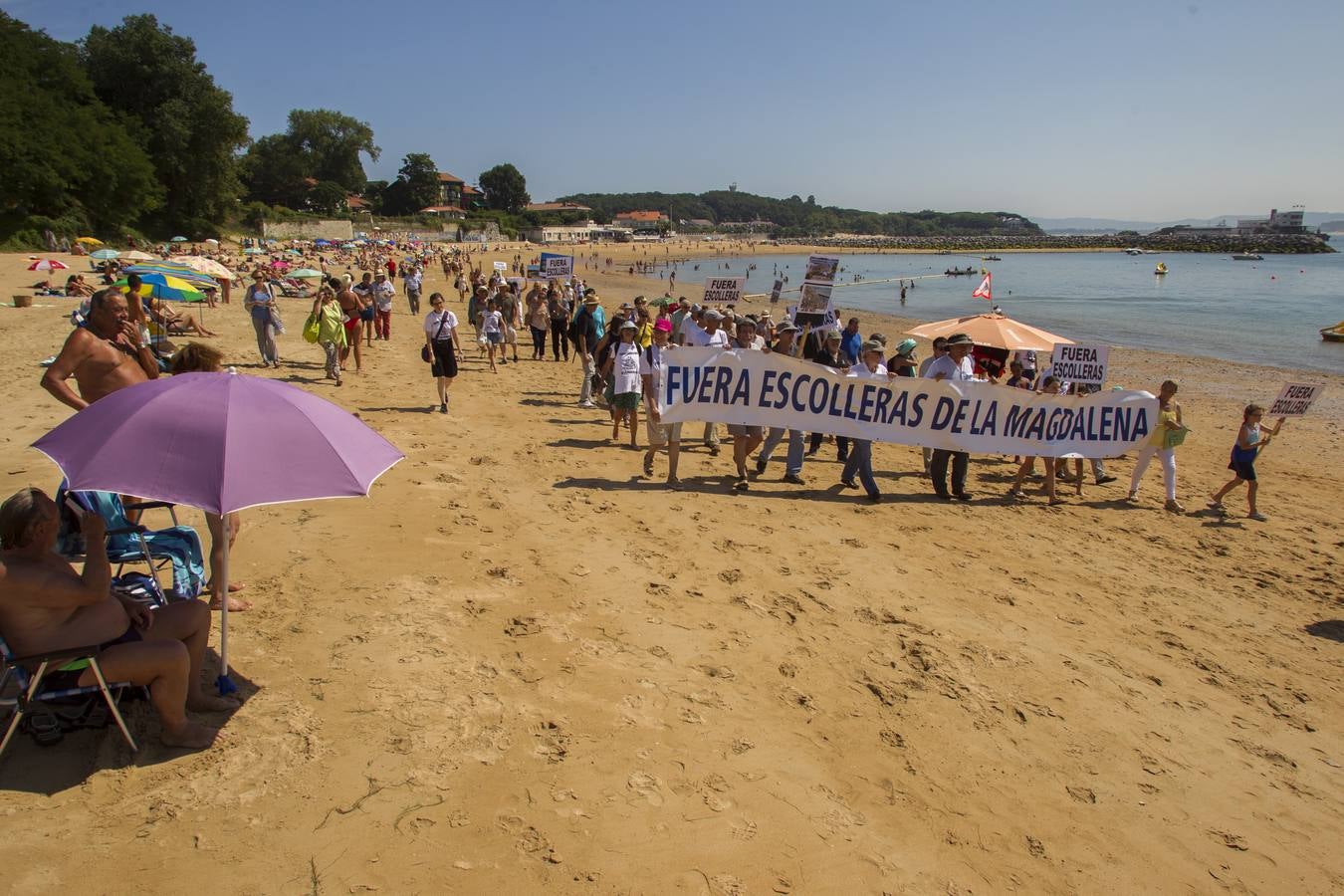 La plataforma ciudadana 'Salvar La Magdalena' ha celebrado hoy una nueva concentración para pedir la retirada de las escolleras que se están ejecutando en el arenal. El acto se ha celebrado en el Balneario de la Magdalena a las 12.30 horas y, además de la concentración en sí, ha incluido un 'pasaplayas'. Los manifestantes han aprovechado la bajamar para realizar un paseo por la orilla encabezado por un pito y tamboril con globos, pancartas y camisetas reivindicativas.