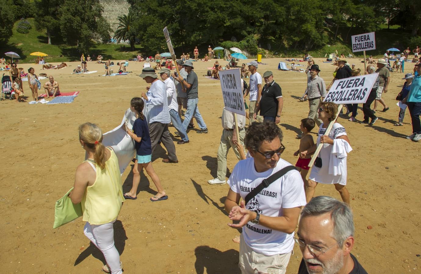 La plataforma ciudadana 'Salvar La Magdalena' ha celebrado hoy una nueva concentración para pedir la retirada de las escolleras que se están ejecutando en el arenal. El acto se ha celebrado en el Balneario de la Magdalena a las 12.30 horas y, además de la concentración en sí, ha incluido un 'pasaplayas'. Los manifestantes han aprovechado la bajamar para realizar un paseo por la orilla encabezado por un pito y tamboril con globos, pancartas y camisetas reivindicativas.