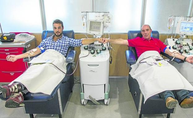 Víctor Fernández y José Manuel de la Cueva, en el Banco de Sangre, en Valdecilla, durante la donación por aféresis.