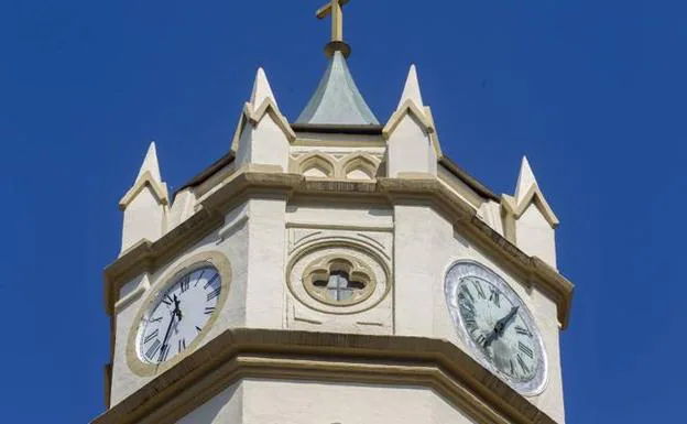 Restaurado el reloj de los carmelitas, que da las horas desde hace un siglo