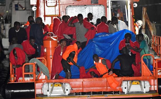 Llegada al puerto de Almería de inmigrantes rescatados por Salvamento Marítimo.
