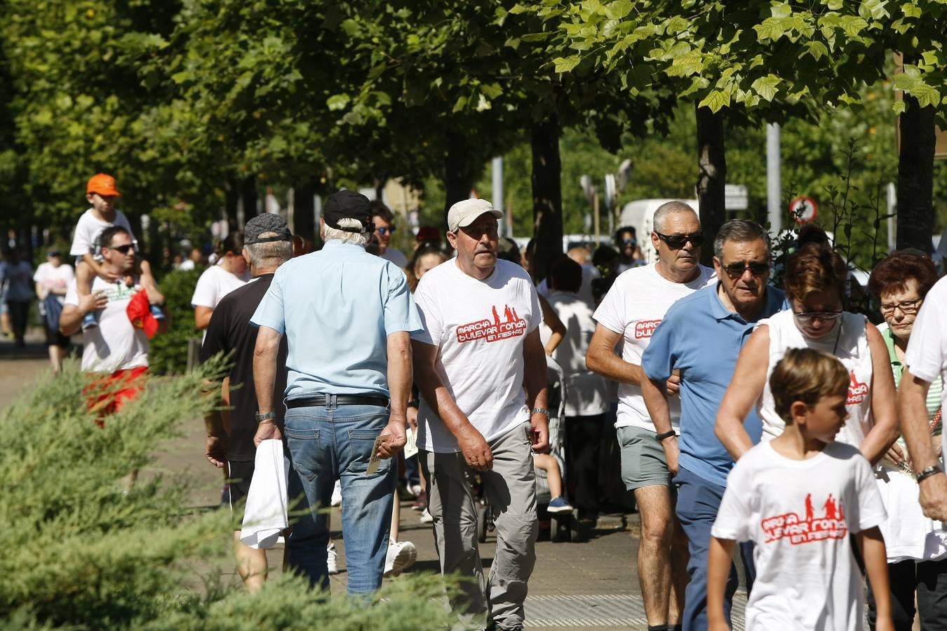 La décima edición de la Marcha Popular por el Bulevar Ronda congregó a cerca de 2.000 personas 