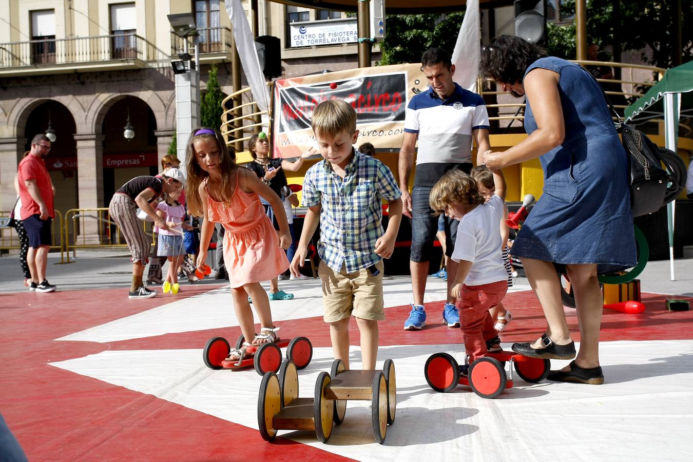 Fotos: Un circo al aire libre en la Plaza Mayor de Torrelavega