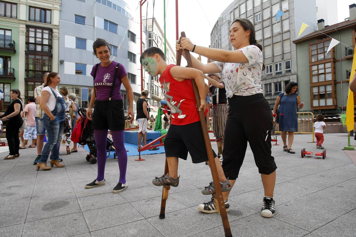 Fotos: Un circo al aire libre en la Plaza Mayor de Torrelavega