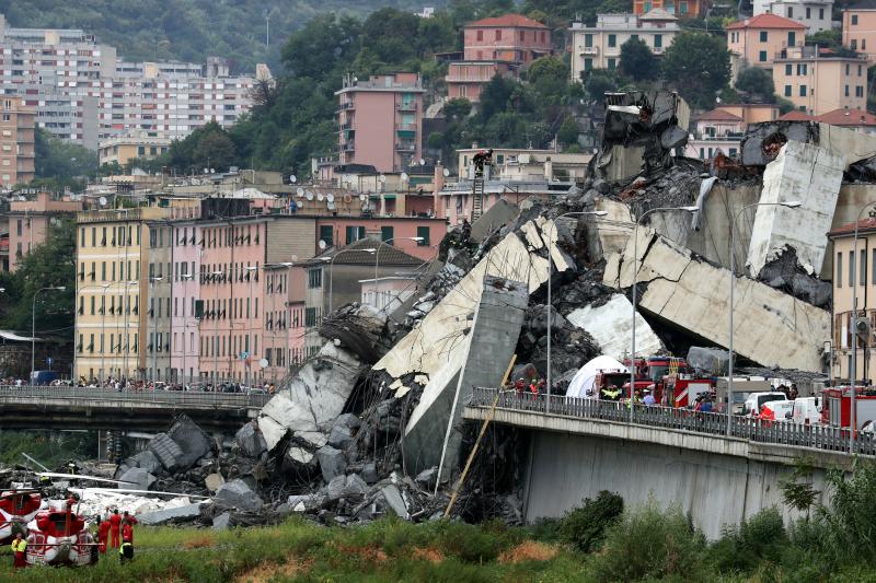 Numeros vehículos se han precipitado al vacío tras el derrumbe de la infraestructura