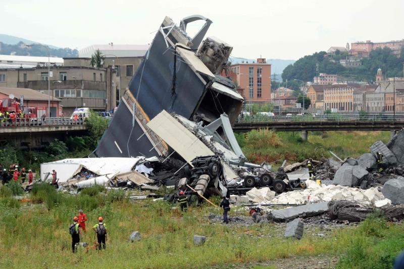 Numeros vehículos se han precipitado al vacío tras el derrumbe de la infraestructura