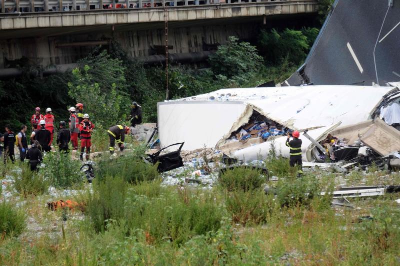 Numeros vehículos se han precipitado al vacío tras el derrumbe de la infraestructura