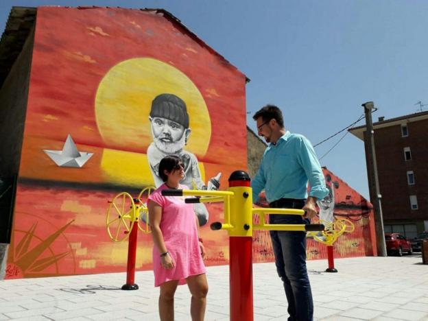 El alcalde y la concejal en la zona que se ha habilitado como parque biosaludable. 