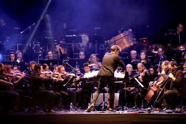 Integrantes de la banda durante el espectáculo 'Moonlight Symphony', más de 40 músicos sobre el escenario del Bulevar. 