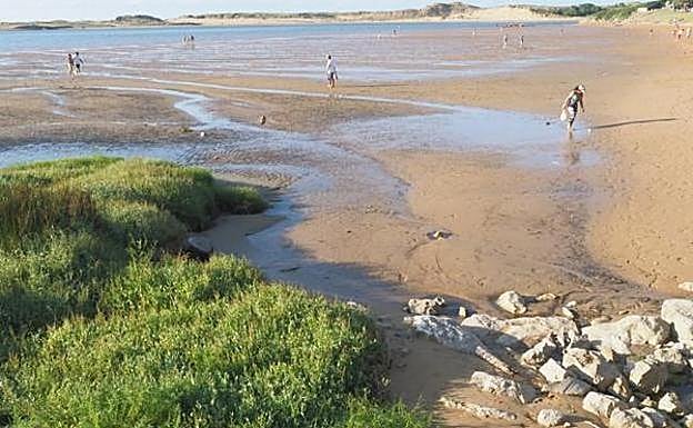 Vertido en la playa de Usil en Miengo 