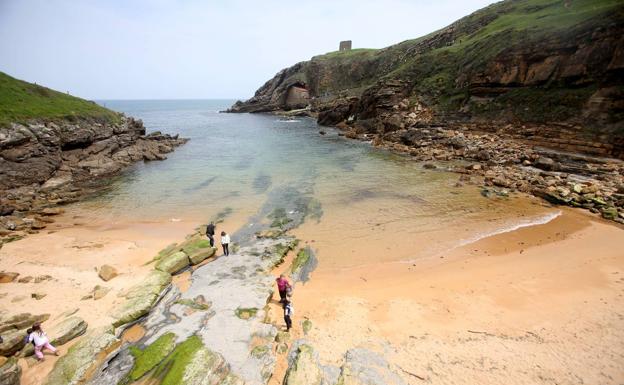 La playa de Santa Justa se encuentra en la pequeña localidad de Ubiarco, municipio de Santillana del Mar. 